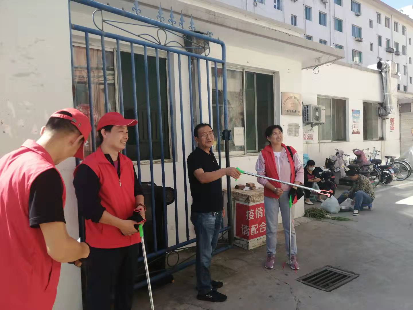 01-9月9日黨委委員、財務總監(jiān)辛建人在匯春小區(qū)檢查指導志愿者服務.jpg 01-9月9日黨委委員、財務總監(jiān)辛建人在匯春小區(qū)檢查指導志愿者服務.jpg